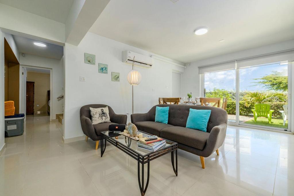 Koyari Modern Condos 9BR 7BA Sleeps 26 w/ Pool&Roof Deck Palm Beach Buitenkant foto