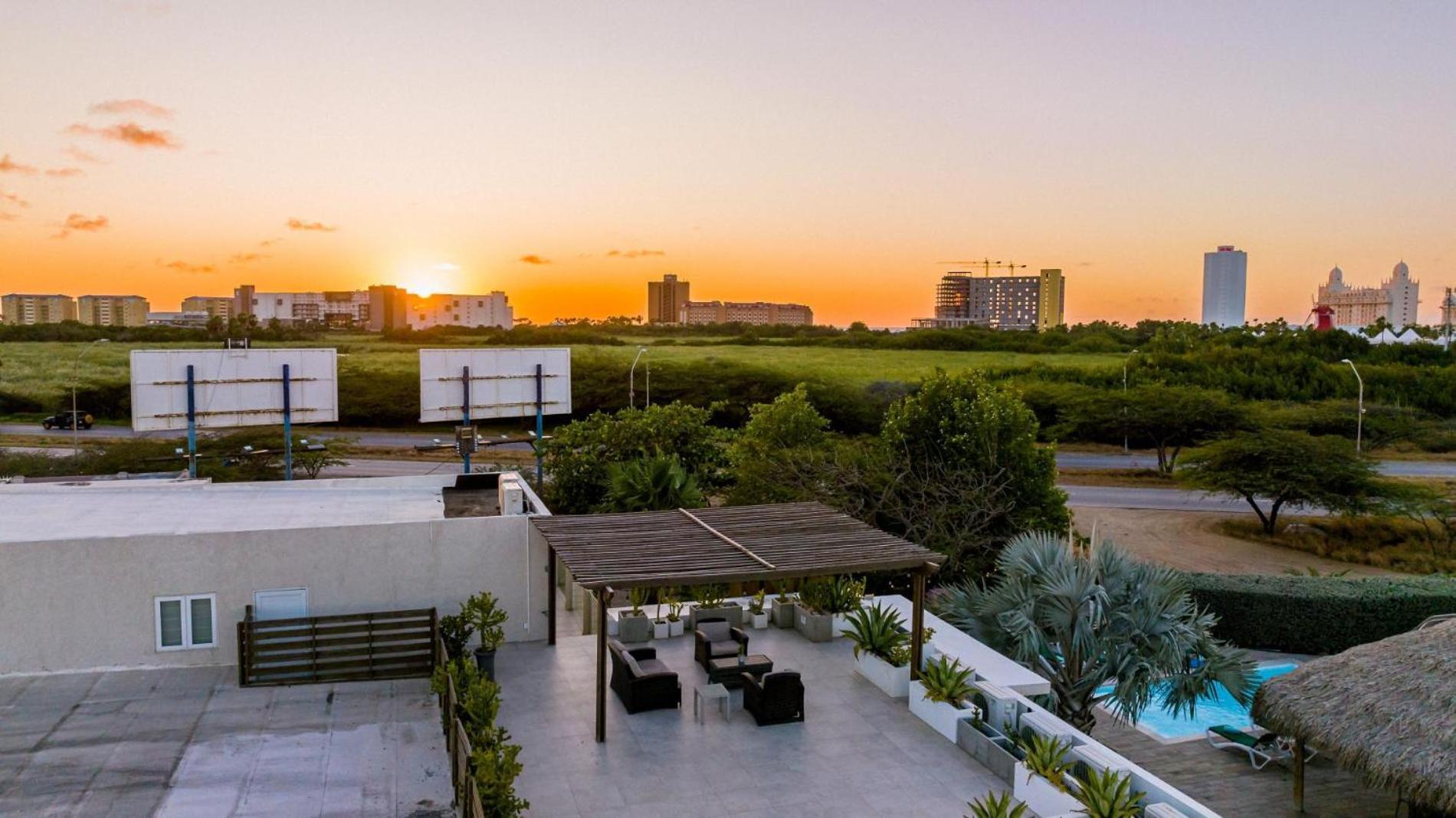 Koyari Modern Condos 9BR 7BA Sleeps 26 w/ Pool&Roof Deck Palm Beach Buitenkant foto