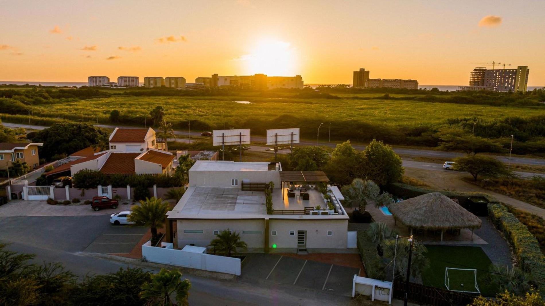 Koyari Modern Condos 9BR 7BA Sleeps 26 w/ Pool&Roof Deck Palm Beach Buitenkant foto