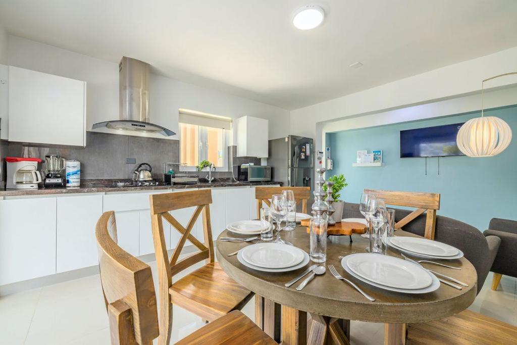 Koyari Modern Condos 9BR 7BA Sleeps 26 w/ Pool&Roof Deck Palm Beach Buitenkant foto