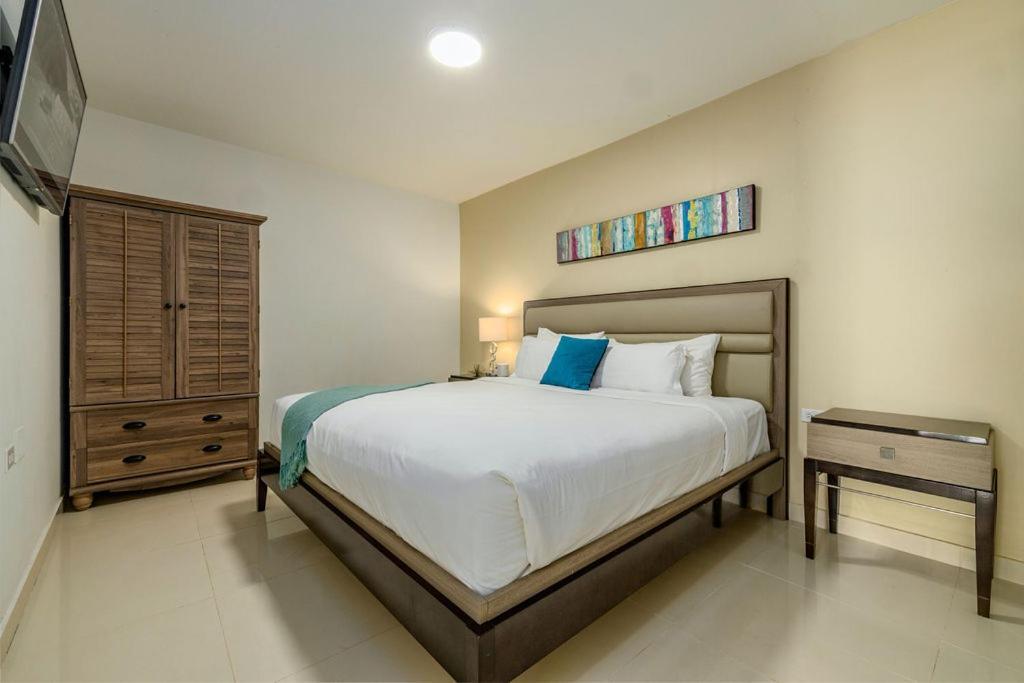 Koyari Modern Condos 9BR 7BA Sleeps 26 w/ Pool&Roof Deck Palm Beach Buitenkant foto