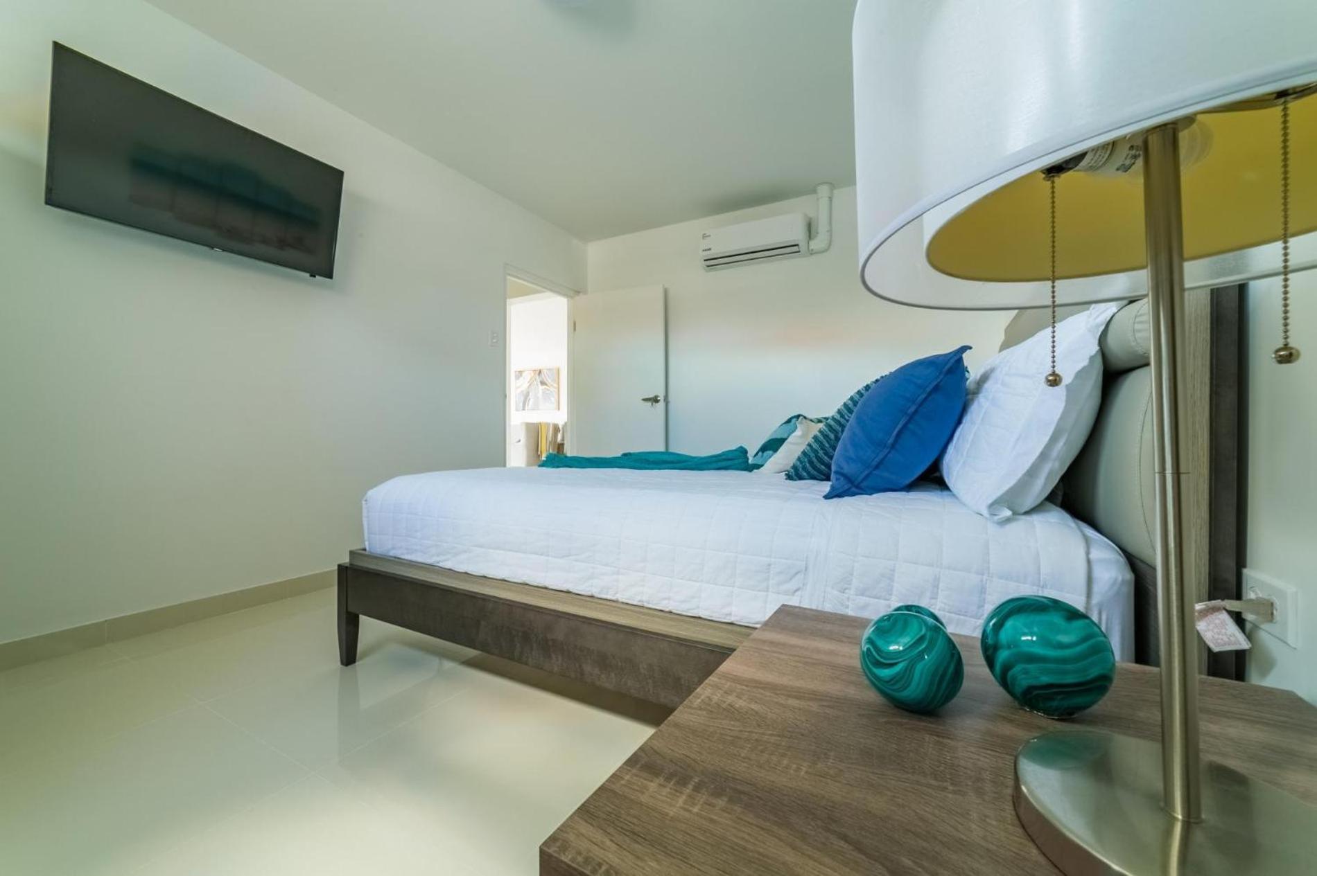 Koyari Modern Condos 9BR 7BA Sleeps 26 w/ Pool&Roof Deck Palm Beach Buitenkant foto