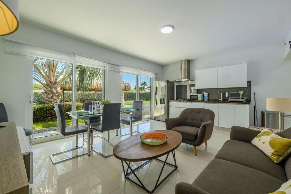 Koyari Modern Condos 9BR 7BA Sleeps 26 w/ Pool&Roof Deck Palm Beach Buitenkant foto
