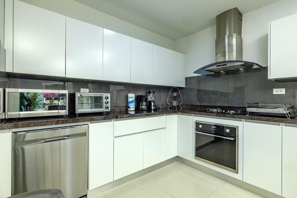Koyari Modern Condos 9BR 7BA Sleeps 26 w/ Pool&Roof Deck Palm Beach Buitenkant foto