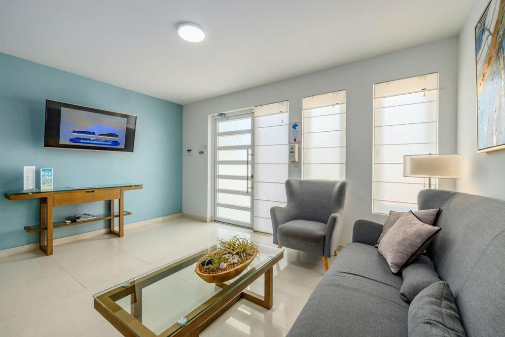 Koyari Modern Condos 9BR 7BA Sleeps 26 w/ Pool&Roof Deck Palm Beach Buitenkant foto