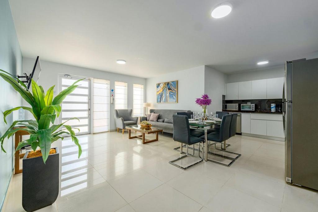 Koyari Modern Condos 9BR 7BA Sleeps 26 w/ Pool&Roof Deck Palm Beach Buitenkant foto