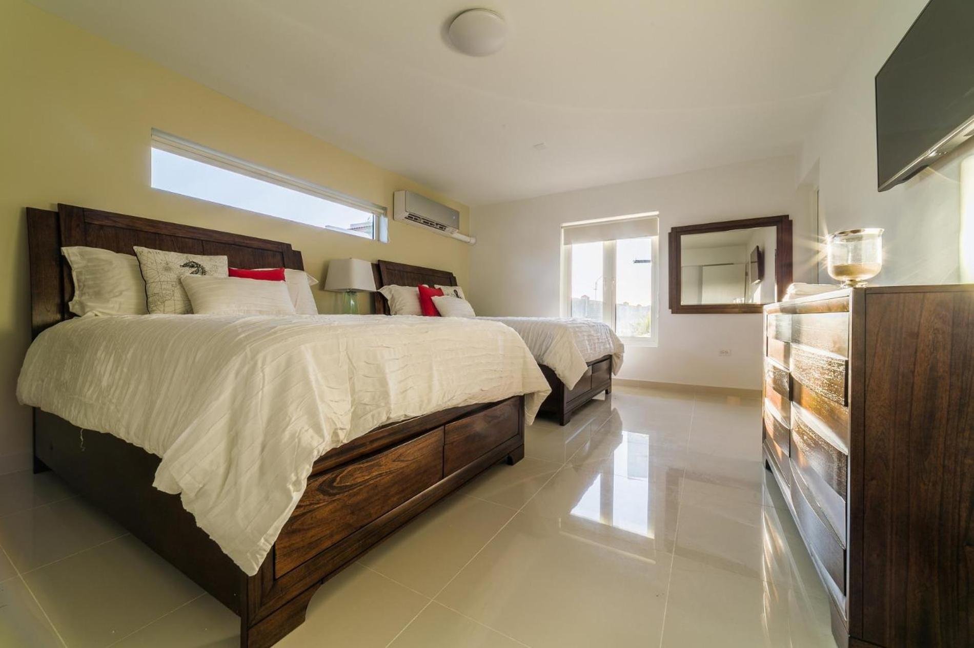 Koyari Modern Condos 9BR 7BA Sleeps 26 w/ Pool&Roof Deck Palm Beach Buitenkant foto