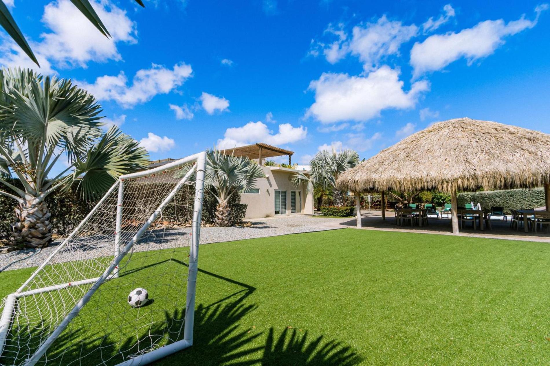 Koyari Modern Condos 9BR 7BA Sleeps 26 w/ Pool&Roof Deck Palm Beach Buitenkant foto