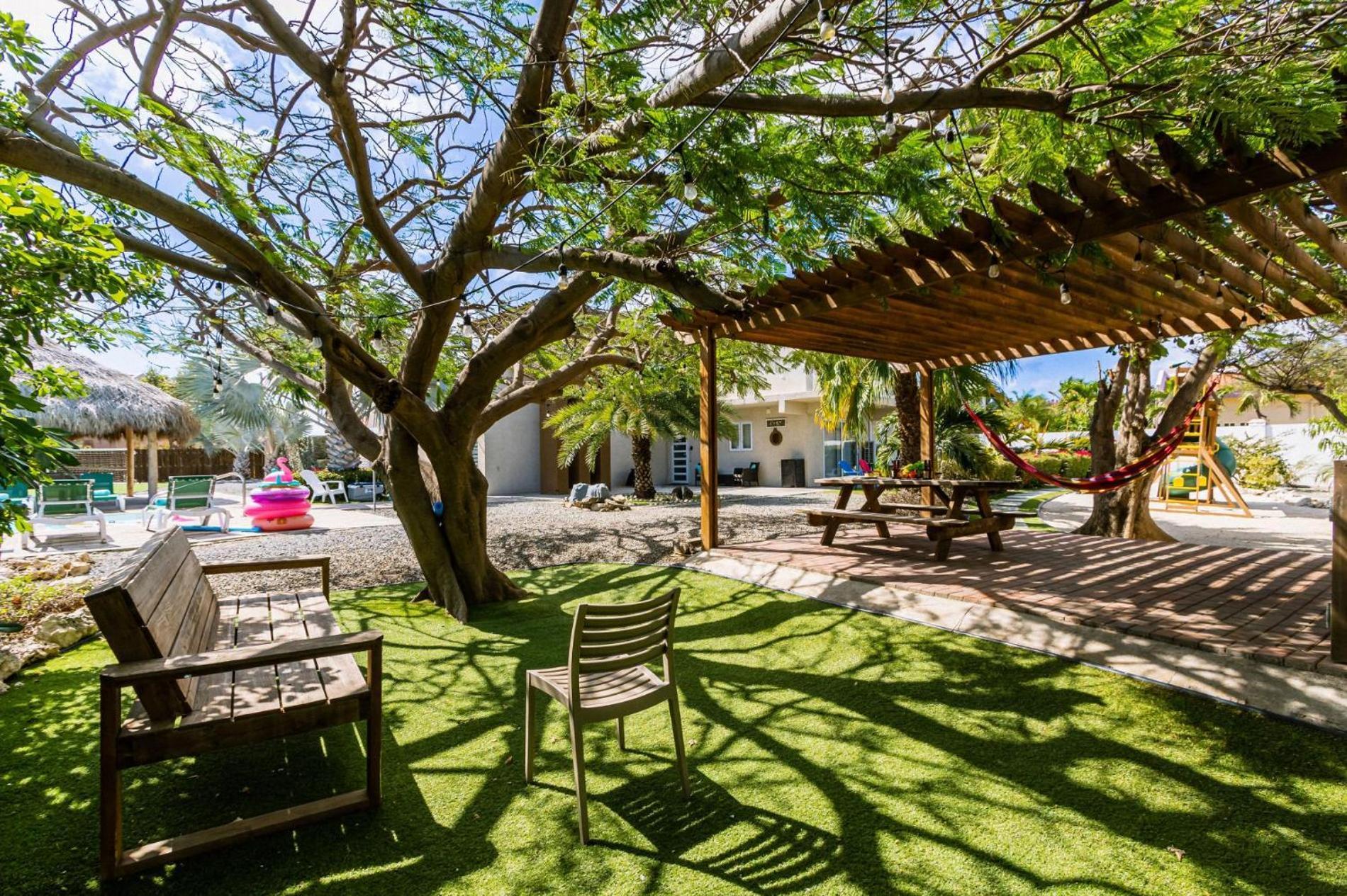 Koyari Modern Condos 9BR 7BA Sleeps 26 w/ Pool&Roof Deck Palm Beach Buitenkant foto